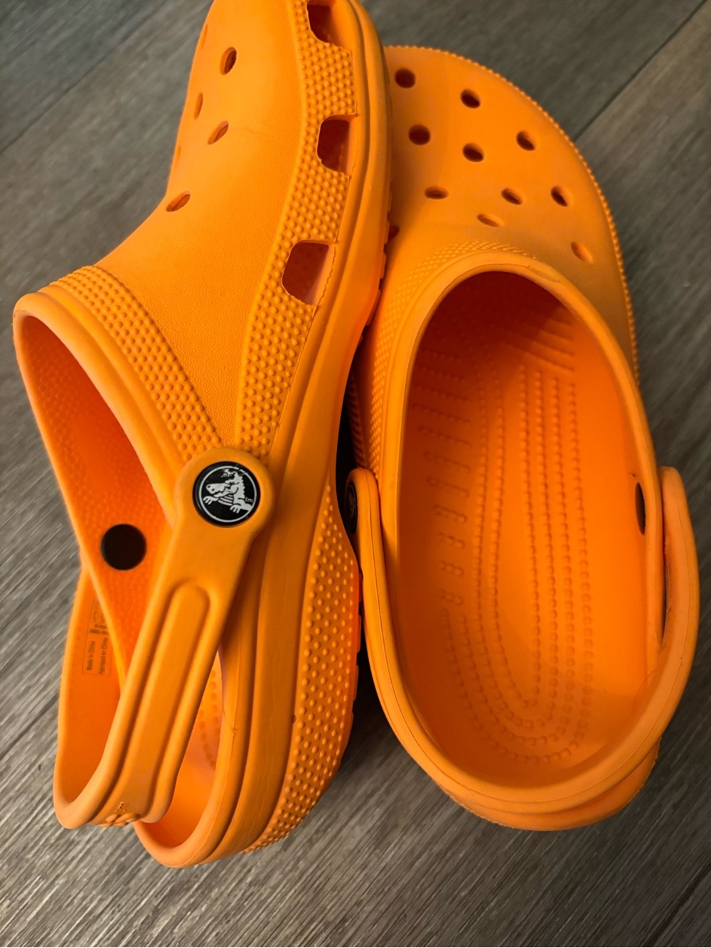 CROCS unisex women’s size 10 men’s size 8 Classic Clog in Bright Orange
